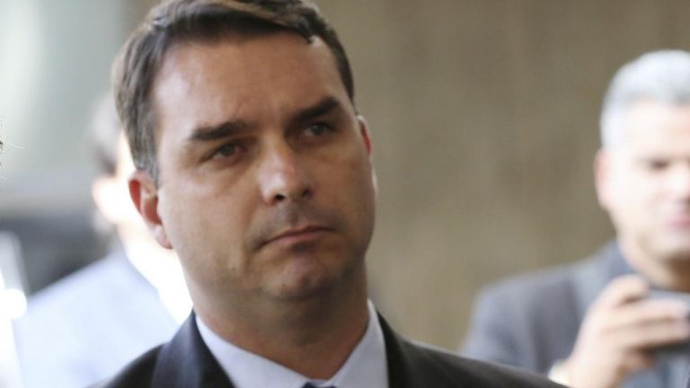  Senador Flavio Bolsonaro afirma ter se curado da Covid-19 utilizando Hidroxicloroquina e Azitromicina