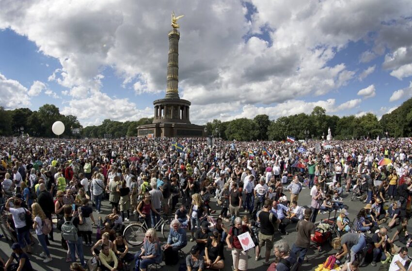 Protestos opõem-se a medidas contra coronavírus em Paris, Londres e Berlim com forte influência negacionista