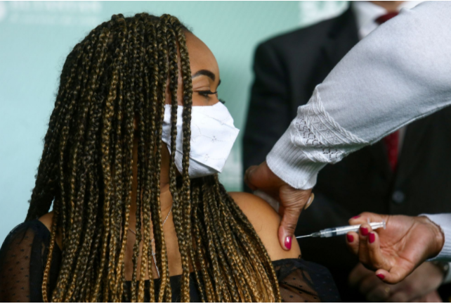  Brasil ultrapassa EUA em número de pessoas vacinadas? Entenda